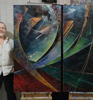 Autor przy obrazie „Stworzenie świata"