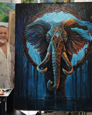 Autor przy obrazie „Przeznaczenie"