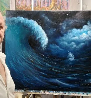Autor przy obrazie „Ostatnia fala"