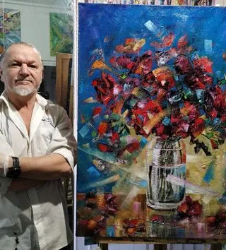 Autor przy obrazie „Róże"