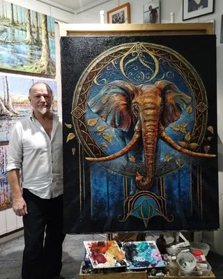 Autor przy obrazie „Portal"