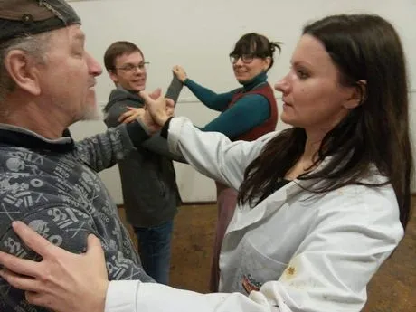 Postawa gotowa, zostało jeszcze tylko ruszyć się tak, aby nie nadepnąć partnerki.